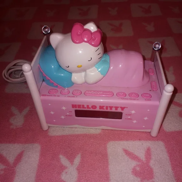 Y2K RARE Hello Kitty Sanrio Pink Bed Shaped Alarm Clock Radio - Picture 4 of 4